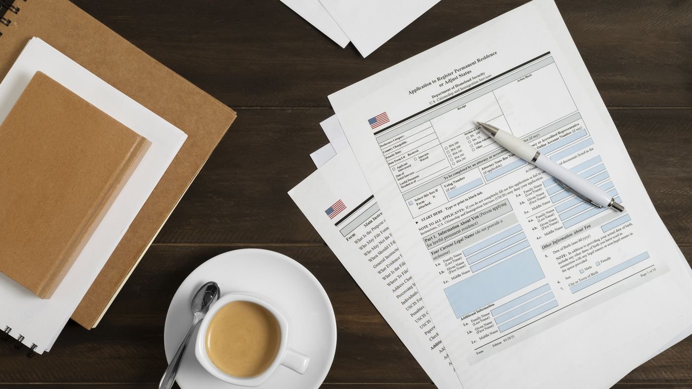 Documents imprimés annotés au stylo sur un bureau, vus de dessus