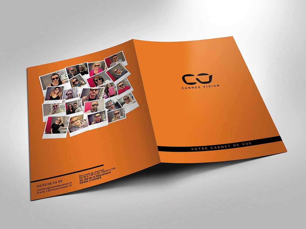Carnet relié à couverture souple marqué à l'or, posé sur un plan de travail