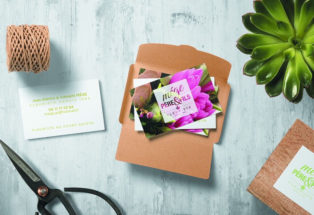 Cartes de visite en papier épais 450 g/m², la tranche visible sur la pile
