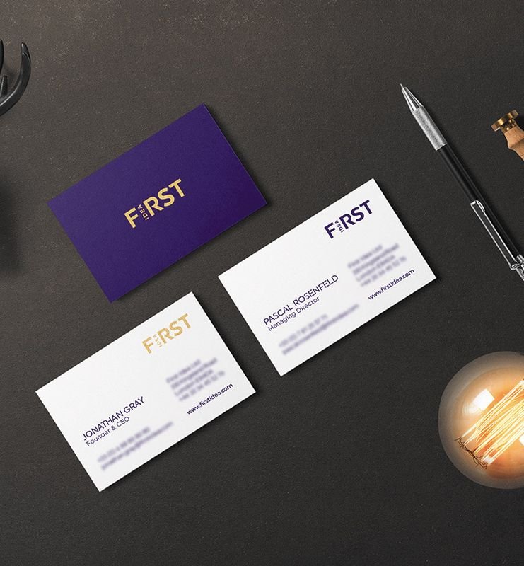 Cartes de visite de luxe dorées à l'or sur papier épais, sorties de chez un façonnier partenaire