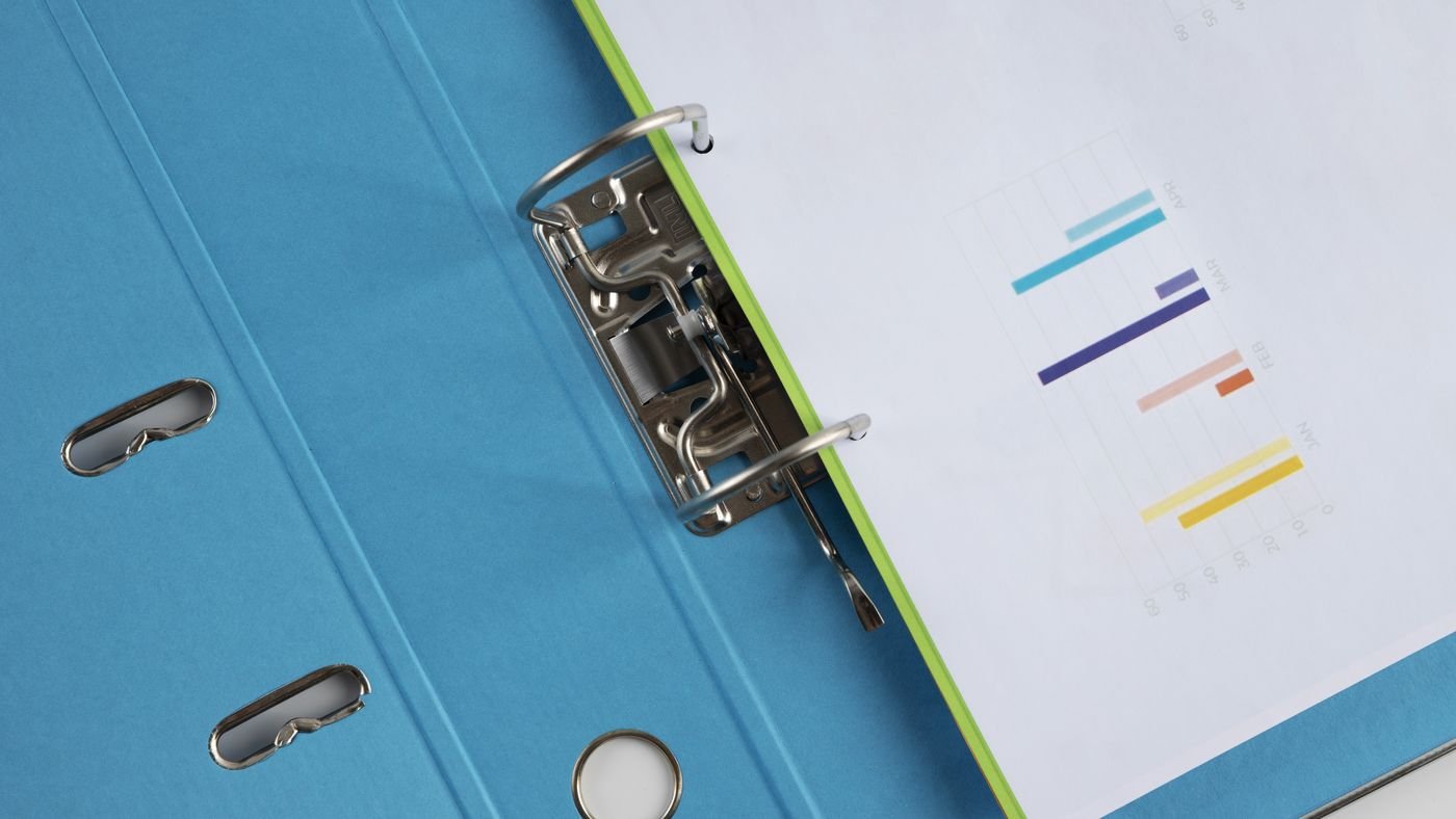 Classeur ouvert avec onglets de couleur servant à comparer plusieurs offres