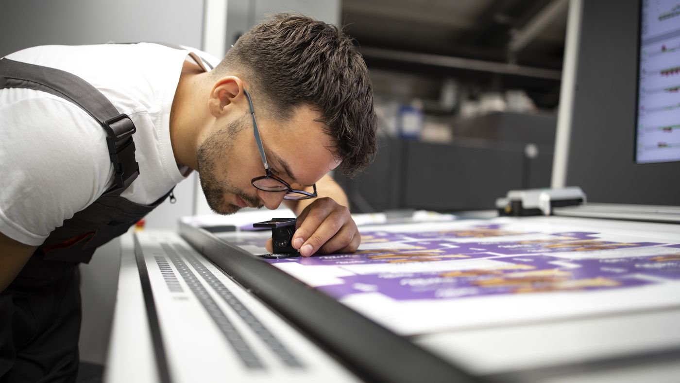 Contrôle de la trame d'une feuille imprimée au compte-fil en atelier