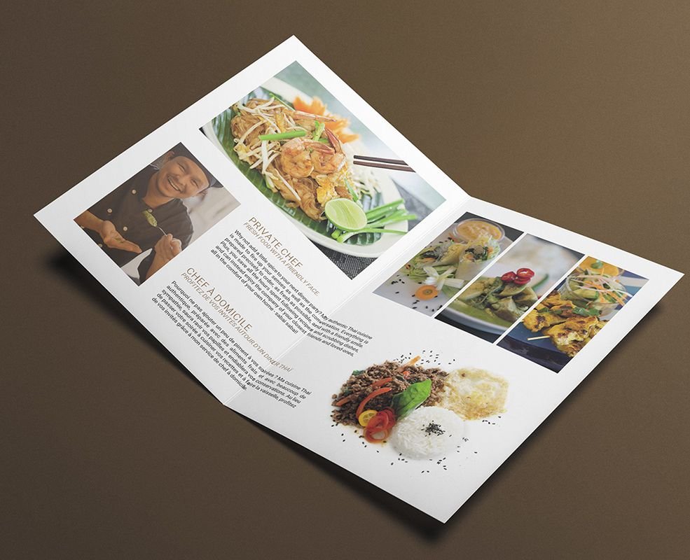 Dépliant deux volets ouvert sur une double page de photographies culinaires