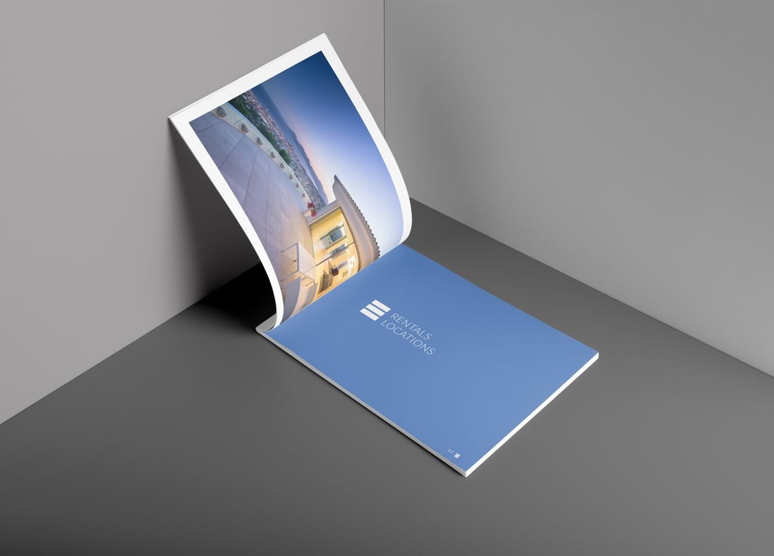 Magazine relié ouvert sur une double page de photographies