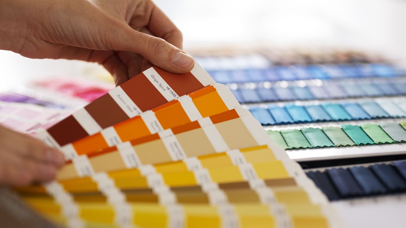 Nuancier de teintes feuilleté à la main pour un contrôle couleur