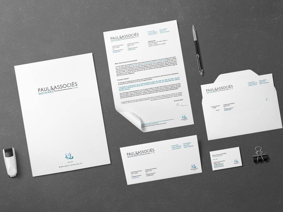 Ensemble de papeterie d'entreprise disposé à plat, cartes de visite, papier en-tête, pochette et enveloppes