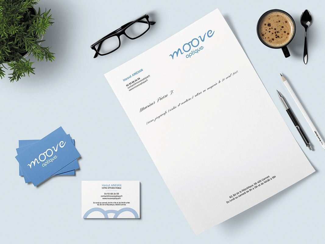 Cartes de visite et papier en-tête posés à plat sur un plan de travail clair