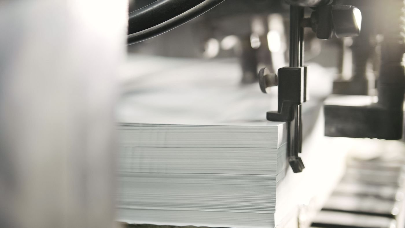 Pile de feuilles imprimées en sortie de presse, avant passage au massicot
