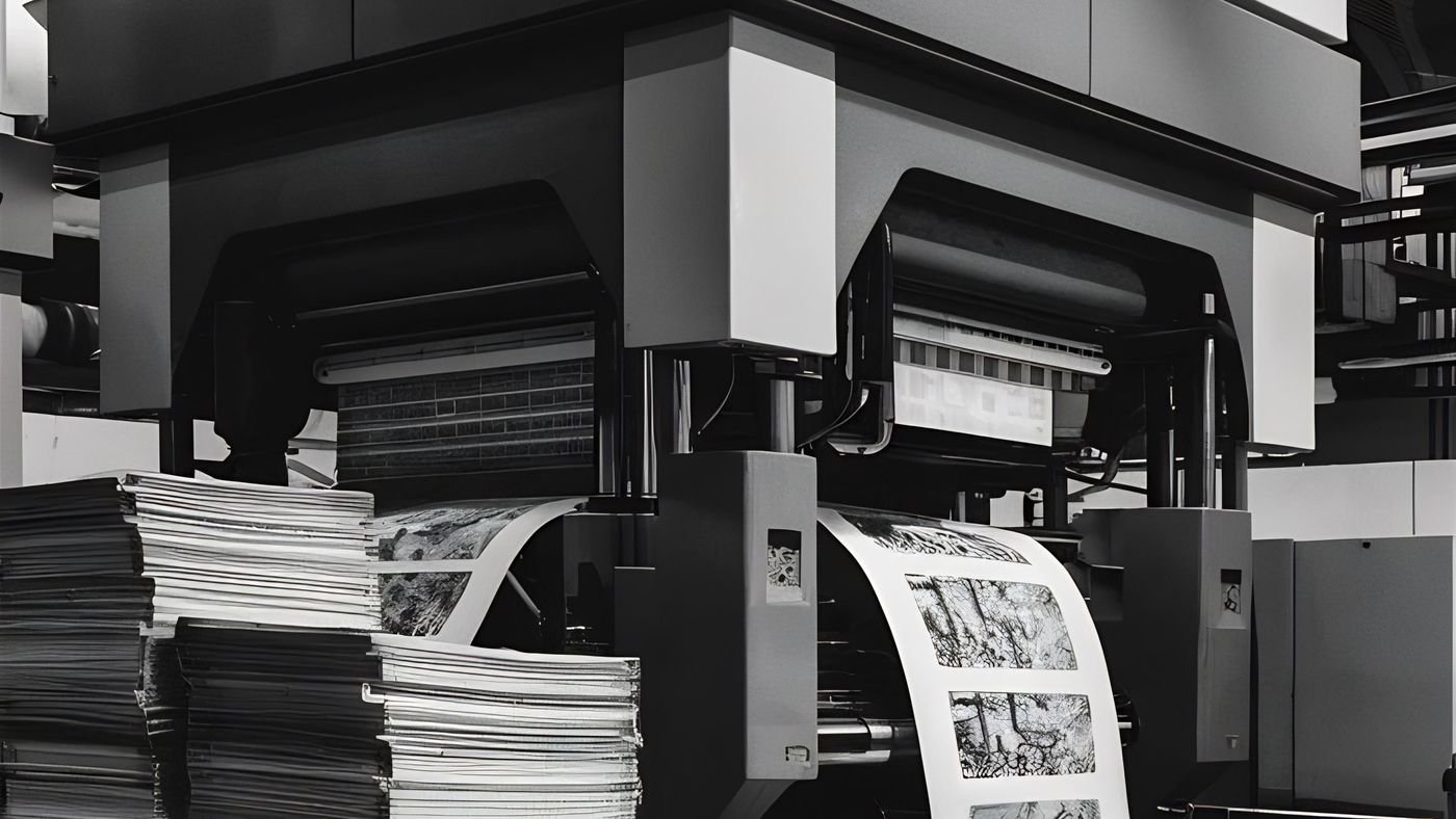 Piles de feuilles imprimées entreposées avant expédition