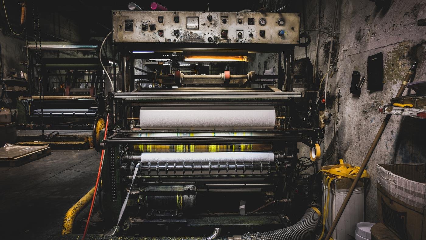 Presse à platine en atelier, utilisée pour la dorure à chaud et le gaufrage