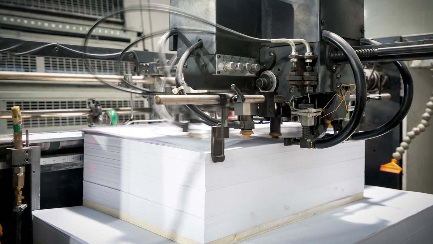 Feuille imposée en sortie de presse offset, avant coupe
